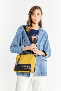 Zewnętrzna kieszeń listonoszki Monnari – zapięcie na suwak i elegancka przywieszka