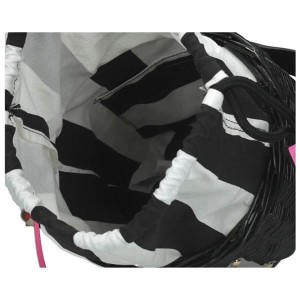 Wnętrze torebki NOBO czarnej koszyczek z ściąganą saszetką