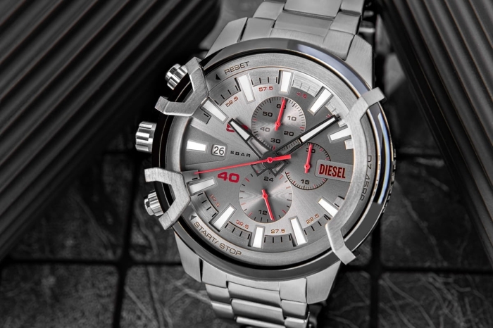 Stalowa tarcza zegarka Diesel DZ4586 z subtarczami chronografu i fluorescencyjnymi indeksami.