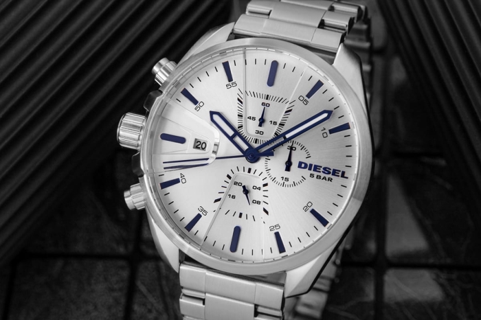 Srebrna tarcza zegarka Diesel DZ4473 z granatowymi indeksami i trzema subtarczami chronografu.