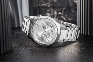 Bok koperty zegarka Skmei 9097SI z koronką i przyciskami chronografu.