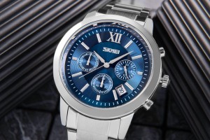 Zegarek męski Skmei 9097BU – nowoczesny model na niebieskim tle.
