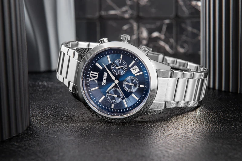 Zegarek Skmei 9097BU na męskim nadgarstku – sportowa elegancja.