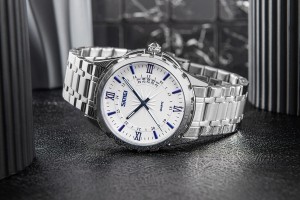 Zegarek Skmei 9069SIBU na męskim nadgarstku – stylowa elegancja.