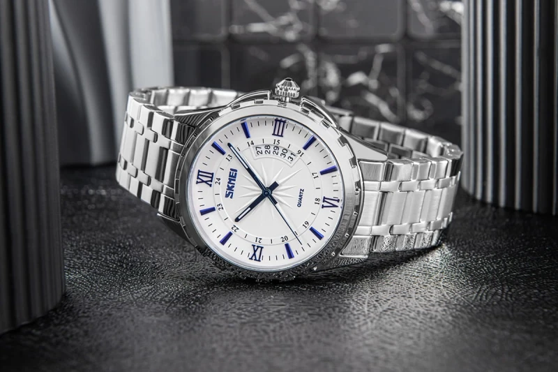 Zegarek Skmei 9069SIBU na męskim nadgarstku – stylowa elegancja.