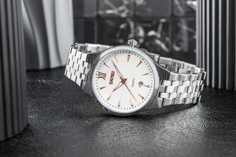 Zegarek Skmei 9071GR-B na męskim nadgarstku – klasyczna elegancja.