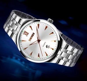 Srebrna koperta zegarka Skmei 9071GR-B z elegancką koronką.