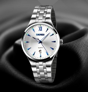 Srebrna koperta zegarka Skmei 9071BU-B z elegancką koronką.