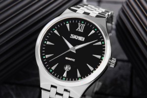 Zegarek Skmei 9071BK-B – bok koperty z srebrną koronką.