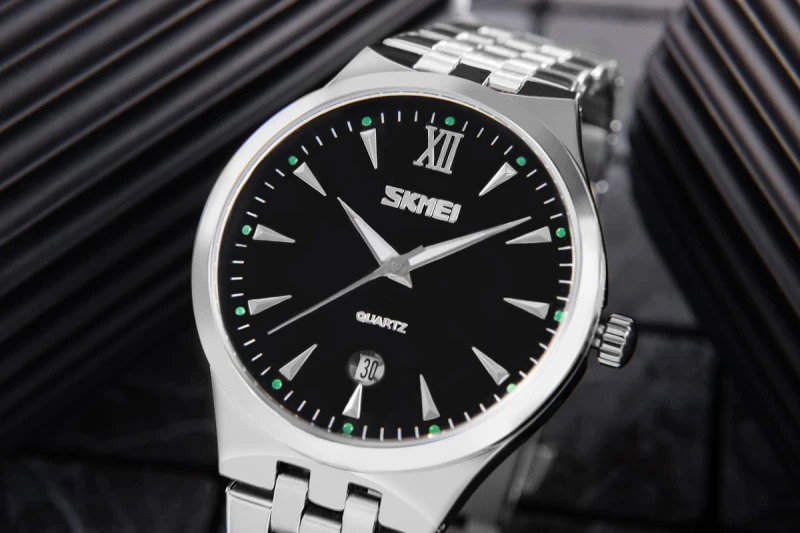 Zegarek Skmei 9071BK-B – bok koperty z srebrną koronką.