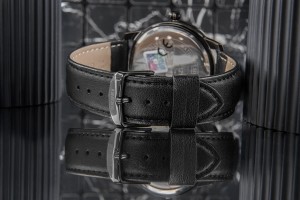 Wysokiej jakości skórzany pasek zegarka Skmei 2121BK zapewnia komfort noszenia i elegancki wygląd.