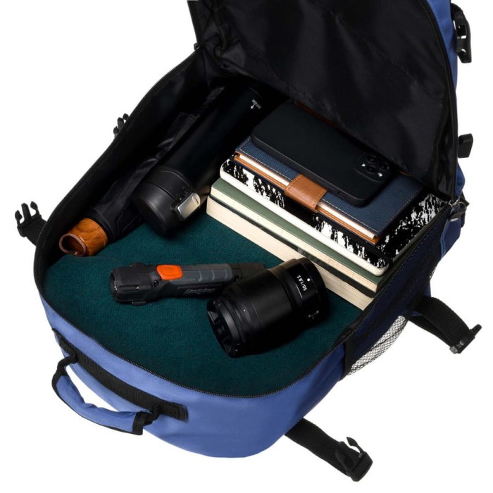 Podróżny plecak z wodoodpornego poliestru w niebieskim kolorze zawieszony na regulowanych szelkach - Peterson