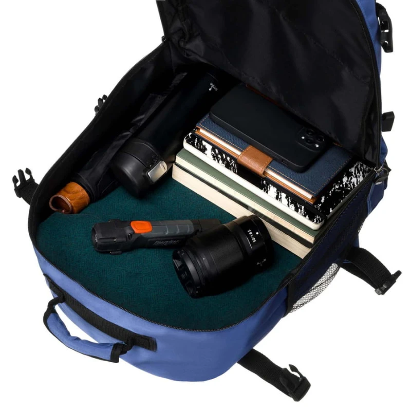 Podróżny plecak z wodoodpornego poliestru w niebieskim kolorze zawieszony na regulowanych szelkach - Peterson