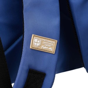 Podróżny plecak z wodoodpornego poliestru w niebieskim kolorze zawieszony na regulowanych szelkach - Peterson