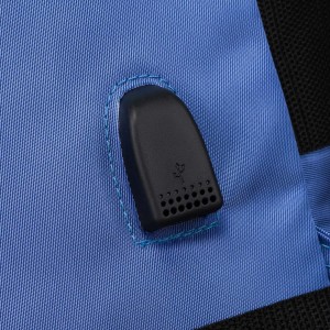 Podróżny plecak z wodoodpornego poliestru w niebieskim kolorze zawieszony na regulowanych szelkach - Peterson