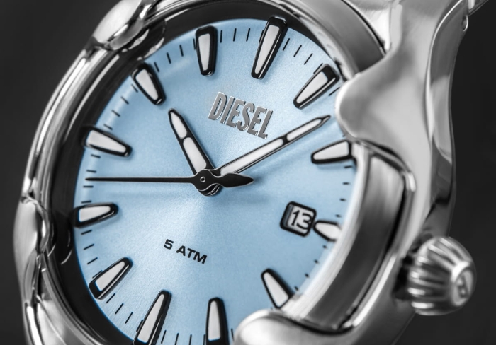 Niebieska tarcza zegarka Diesel DZ2200 z czarno-białymi wskazówkami i indeksami.
