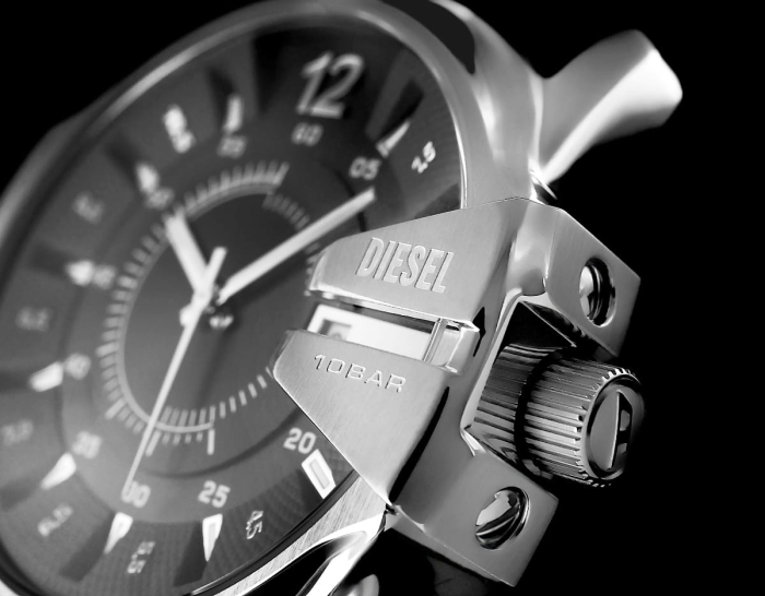 Stalowa tarcza zegarka Diesel DZ1206 z białymi indeksami i srebrno-białymi wskazówkami.