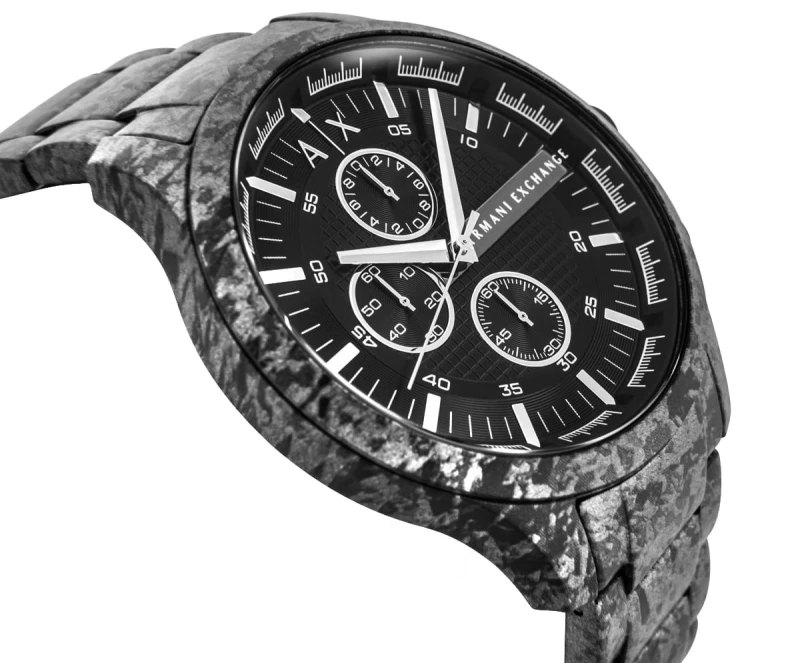 Bok koperty zegarka Armani Exchange AX2462 z koronką i przyciskami chronografu.