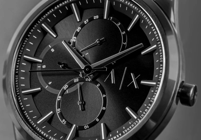 Czarna tarcza zegarka Armani Exchange AX1867 z czarno-srebrnymi indeksami.