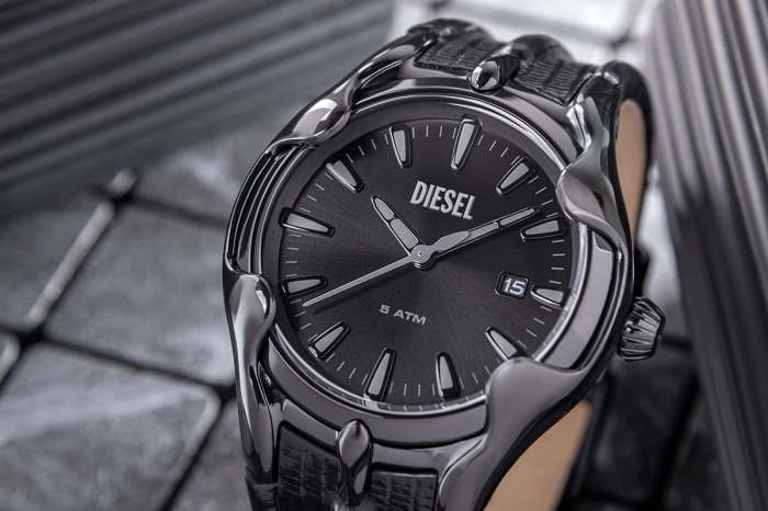 Czarna matowa tarcza zegarka Diesel DZ2193 z szarymi wskazówkami i logo Diesel.