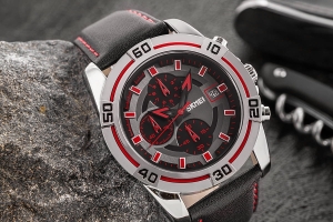 Skmei 9156SIRD – zegarek męski, srebrna koperta, czarna tarcza, czarny skórzany pasek z czerwoną nicią.