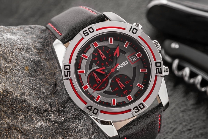 Skmei 9156SIRD – zegarek męski, srebrna koperta, czarna tarcza, czarny skórzany pasek z czerwoną nicią.