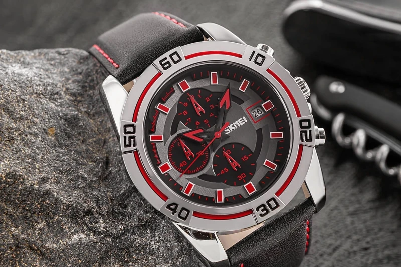 Skmei 9156SIRD – zegarek męski, srebrna koperta, czarna tarcza, czarny skórzany pasek z czerwoną nicią.