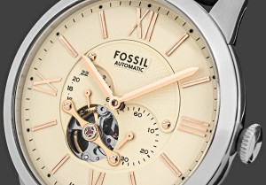 Kremowa tarcza zegarka Fossil Townsman ME3266 z indeksami i wskazówkami w odcieniu różowego złota.