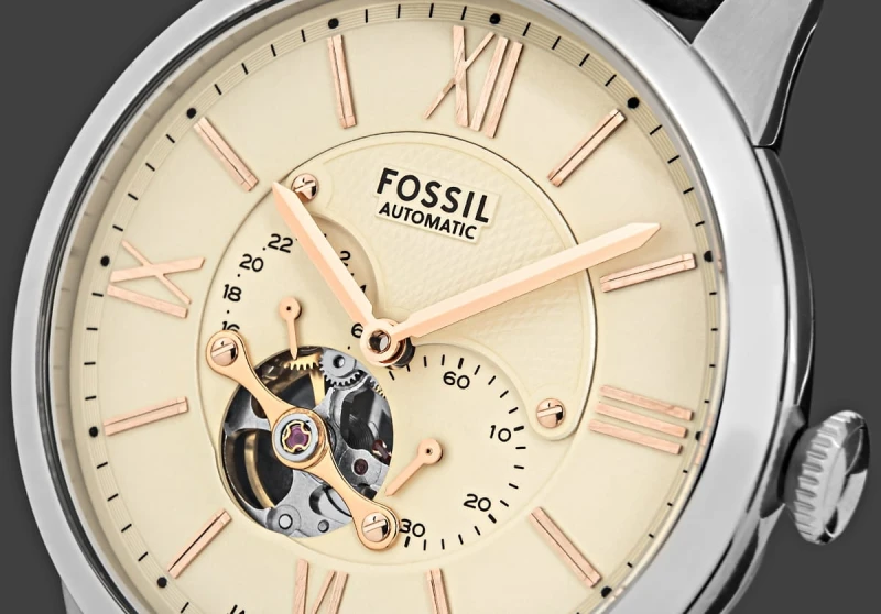 Kremowa tarcza zegarka Fossil Townsman ME3266 z indeksami i wskazówkami w odcieniu różowego złota.