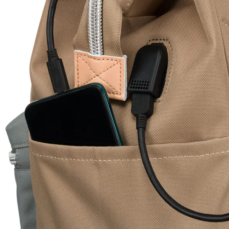 Dwukolorowy podróżny plecak damski z poliestru, jednokomorowy z dziewięcioma kieszeniami - Peterson