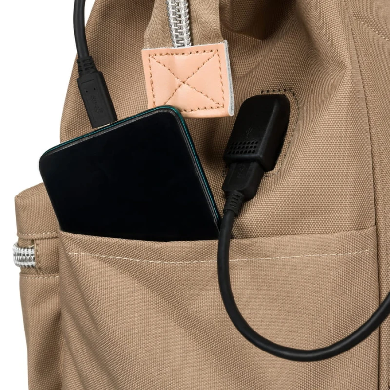 Podróżny plecak damski z poliestru w ciemno-beżowym kolorze z kieszenią na laptopa - Peterson