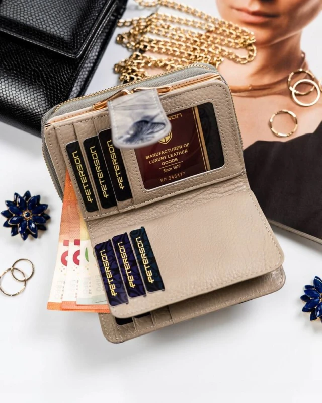 Portfel damski w orientacji pionowej ze skóry naturalnej - Peterson