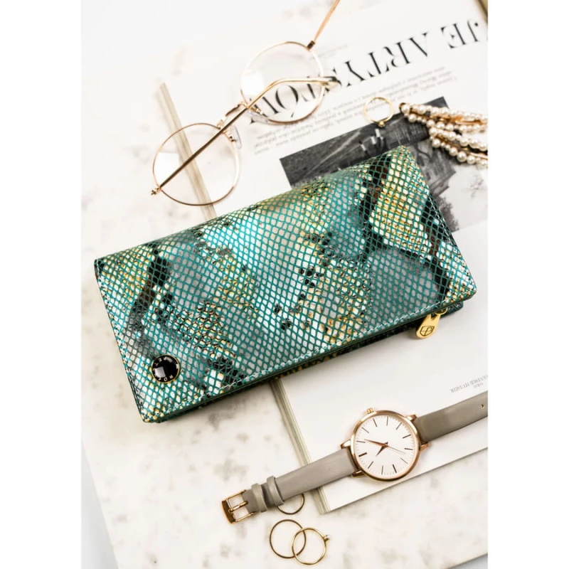 Skórzany, pionowy portfel damski na magnes z fakturą imitującą skórę węża - Peterson