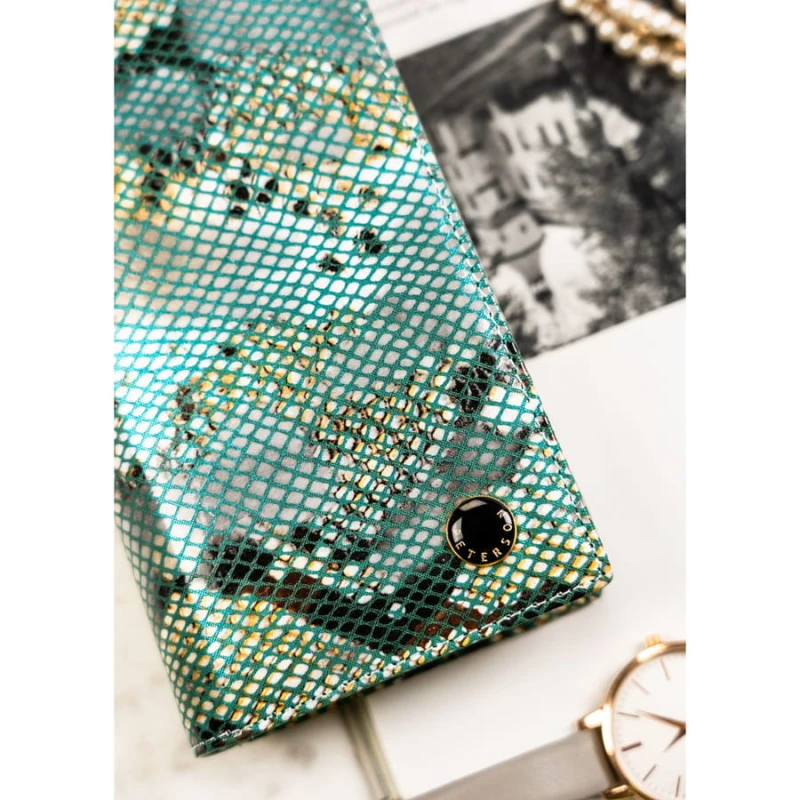 Skórzany, pionowy portfel damski na magnes z fakturą imitującą skórę węża - Peterson