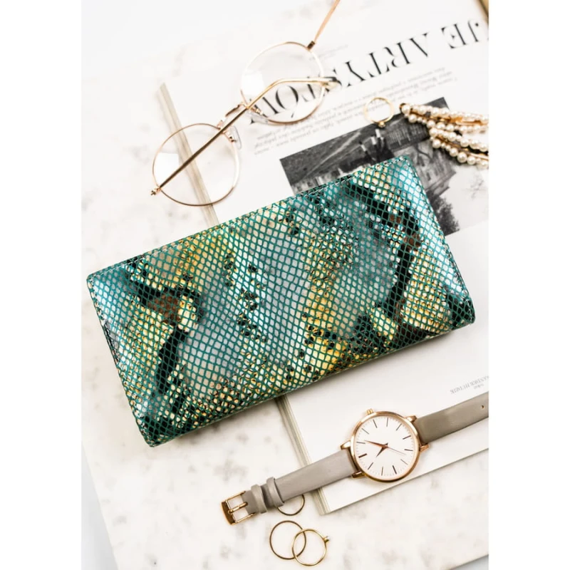 Skórzany, pionowy portfel damski na magnes z fakturą imitującą skórę węża - Peterson