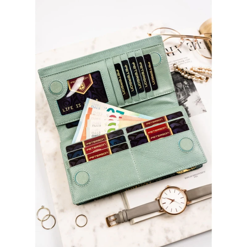 Skórzany, pionowy portfel damski na magnes z fakturą imitującą skórę węża - Peterson