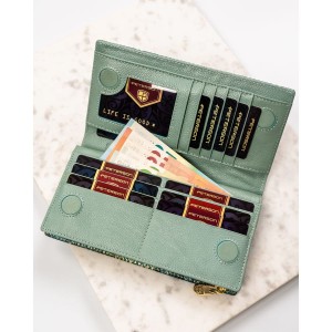 Wnętrze portfela Peterson z ponad 10 przegródkami na karty i kieszenią na monety zamykaną na suwak.