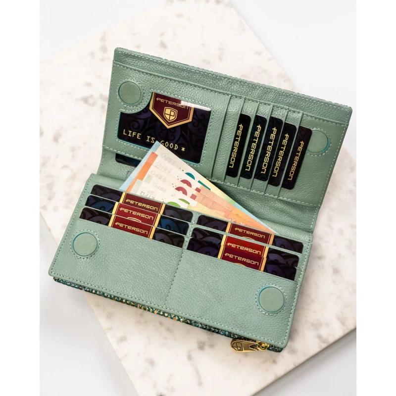 Wnętrze portfela Peterson z ponad 10 przegródkami na karty i kieszenią na monety zamykaną na suwak.