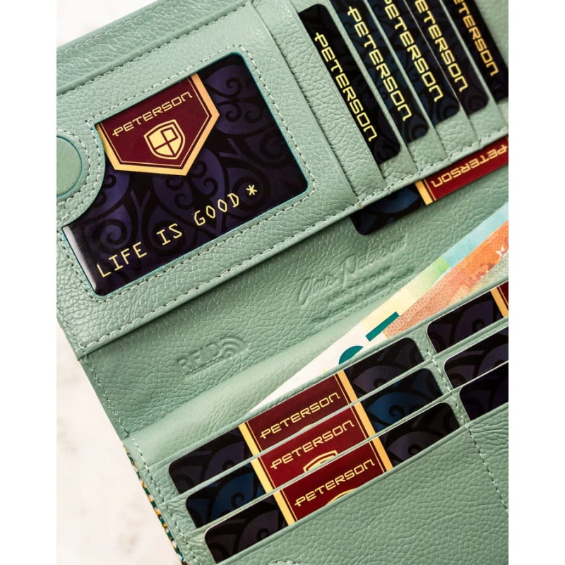 Skórzany, pionowy portfel damski na magnes z fakturą imitującą skórę węża - Peterson