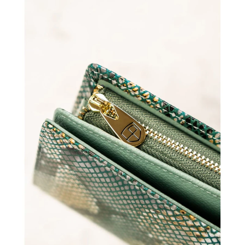 Skórzany, pionowy portfel damski na magnes z fakturą imitującą skórę węża - Peterson