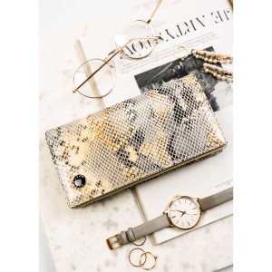 Skórzany portfel damski na magnes z fakturą imitującą skórę węża w beżowym kolorze - Peterson