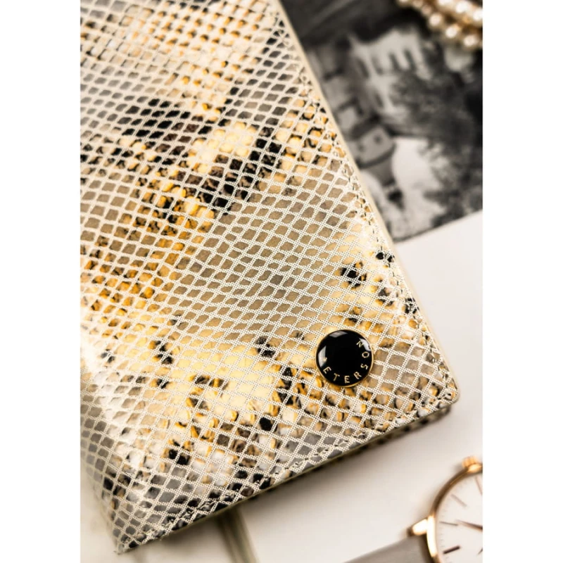 Skórzany portfel damski na magnes z fakturą imitującą skórę węża w beżowym kolorze - Peterson