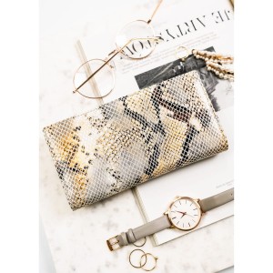 Skórzany portfel damski na magnes z fakturą imitującą skórę węża w beżowym kolorze - Peterson