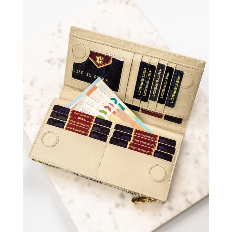 Skórzany portfel damski na magnes z fakturą imitującą skórę węża w beżowym kolorze - Peterson