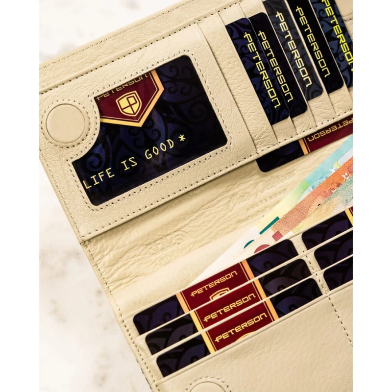 Skórzany portfel damski na magnes z fakturą imitującą skórę węża w beżowym kolorze - Peterson