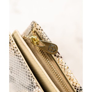 Skórzany portfel damski na magnes z fakturą imitującą skórę węża w beżowym kolorze - Peterson