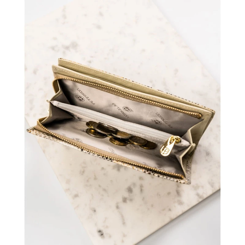 Skórzany portfel damski na magnes z fakturą imitującą skórę węża w beżowym kolorze - Peterson