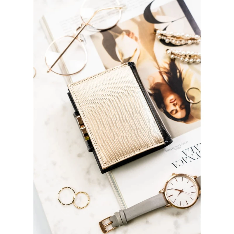 Mały portfel damski wykonany ze skóry naturalnej w czarno-złotym kolorze wyposażony w system RFID - Peterson