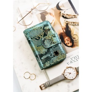 Średni portfel damski ze skóry naturalnej wyposażony w orientacji pionowej zamykany zatrzaskiem, biglem i suwakiem - Peterson