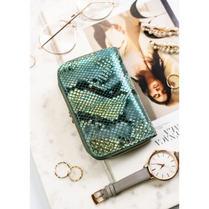 Średni portfel damski ze skóry naturalnej wyposażony w orientacji pionowej zamykany zatrzaskiem, biglem i suwakiem - Peterson